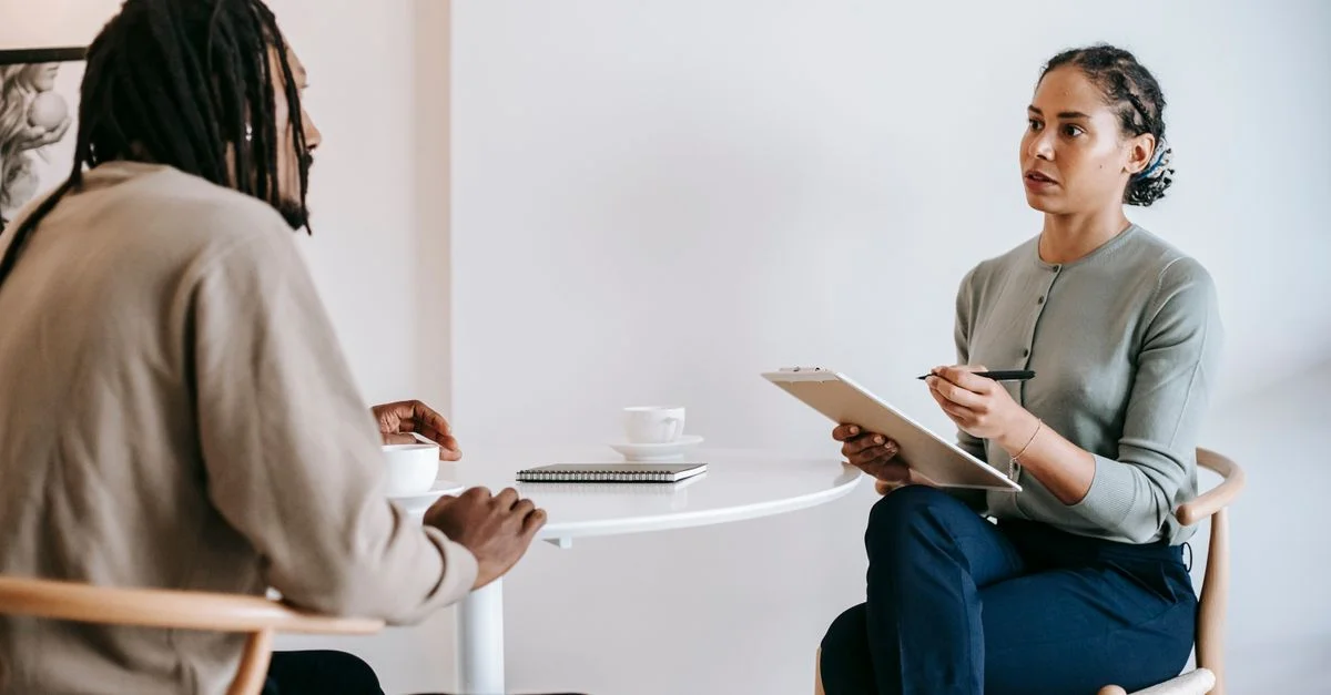 Le CV jamais relu par un tiers : l'erreur solitaire qui vous coûte des entretiens