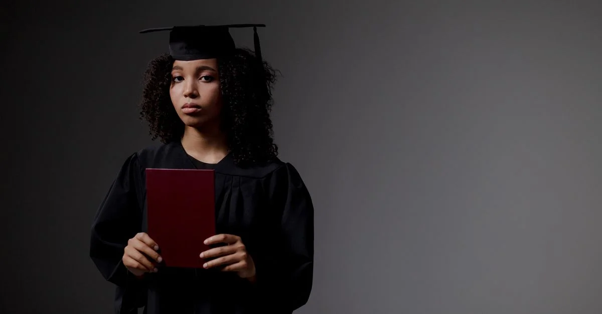 L'obsession des diplômes : quand le CV se résume à une liste de formations